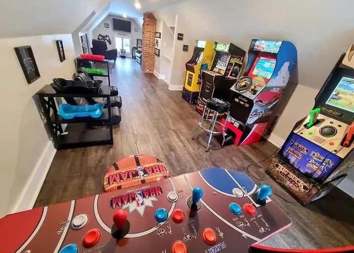 Downtown Kzoo With 3Rd Floor Arcade Room