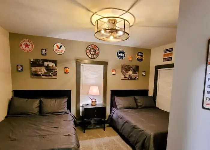 King Bed In Main Floor - Downtown Vacation Rental