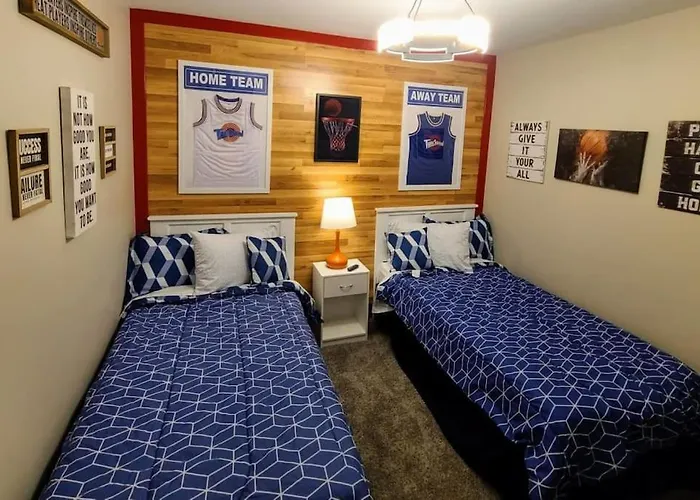 King Bed In Main Floor - Downtown Vacation Rental