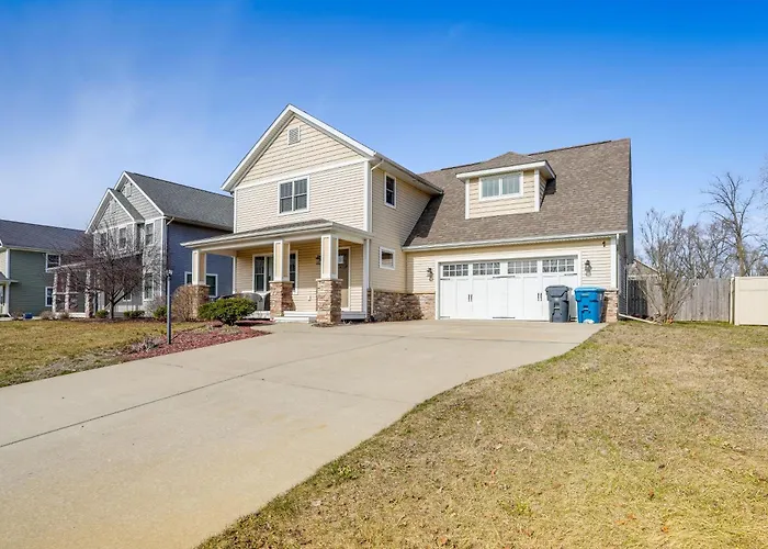 Charming Kalamazoo Home W/ Yard: 1 Mi To Downtown!