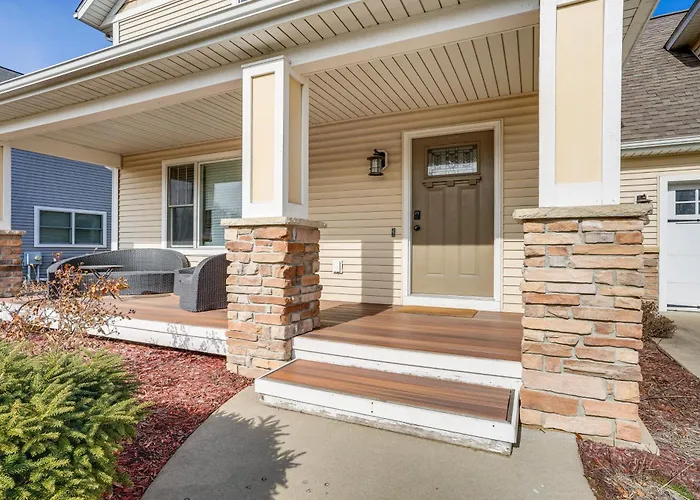 Charming Kalamazoo Home W/ Yard: 1 Mi To Downtown!