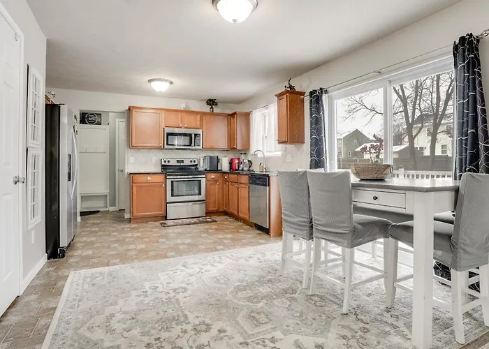 Spacious Family Getaway W/ Yard In Kalamazoo!