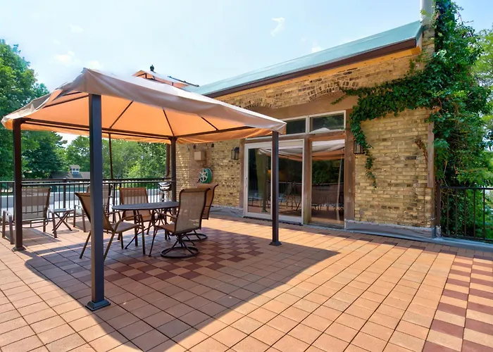 Historic Loft W/ Private Deck, 2 Blocks To Dtwn